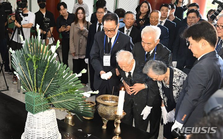 4・19墓地を訪れた李承晩元大統領の息子・李仁秀博士-Chosun online