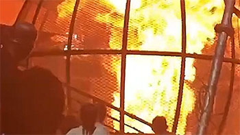 ▲中国のテーマパークでスタントマンがオートバイに乗り網状の「死のボール」内部をぐるぐる回っていた時に火災が発生し、公演会場は大混乱になった。／YouTube（@CarfireChronicles）より