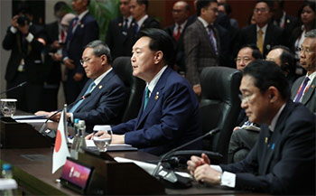 ▲6日（現地時間）、インドネシアのジャカルタ・コンベンションセンター（JCC）で行われた「ASEAN＋3（韓日中）」首脳会議で発言する尹錫悦（ユン・ソンニョル）大統領。写真＝聯合ニュース