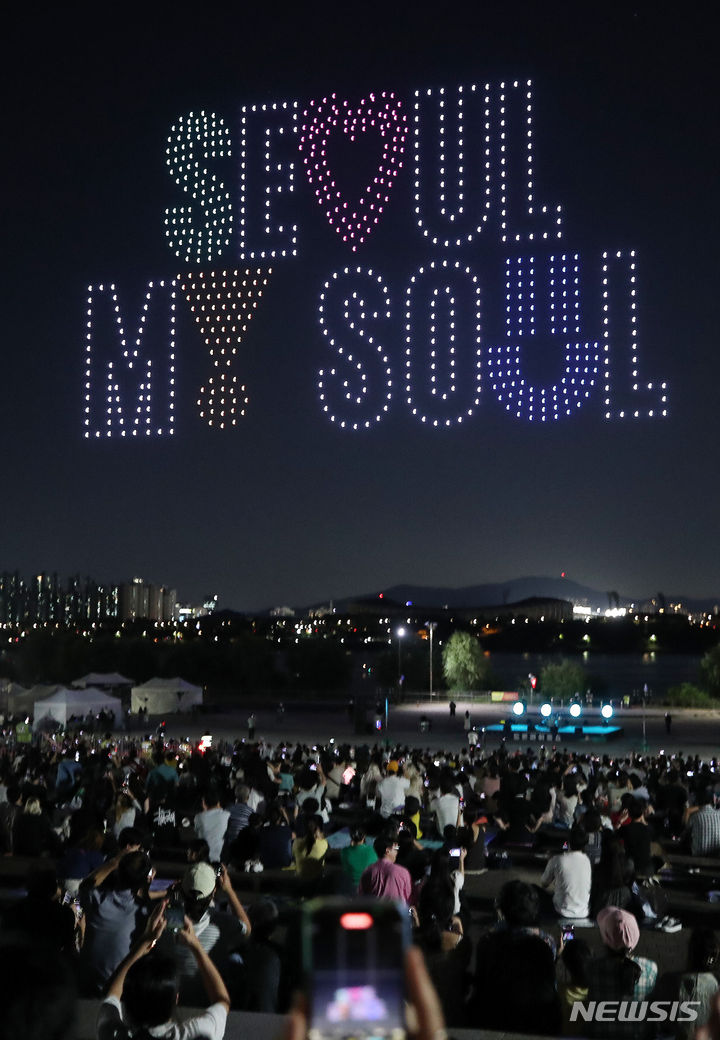 ソウルの夜空を彩るドローン