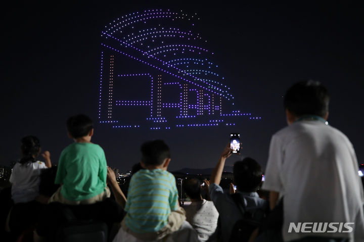 ソウルの夜空を彩るドローン