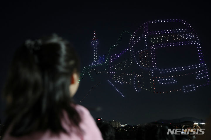 ソウルの夜空を彩るドローン