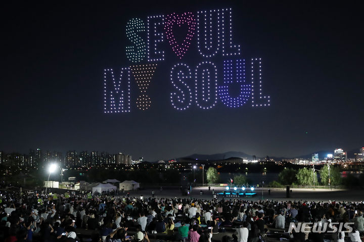 ソウルの夜空を彩るドローン