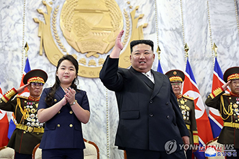 北朝鮮で建国７５年記念の軍事パレード　金正恩氏は娘と出席