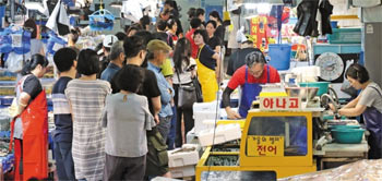 ▲「水産大フェスティバル」が開かれたソウル市江西区の水協（漁協）江西水産市場は10日、水産物を買い求める市民で混み合った。／オ・ジョンチャン記者