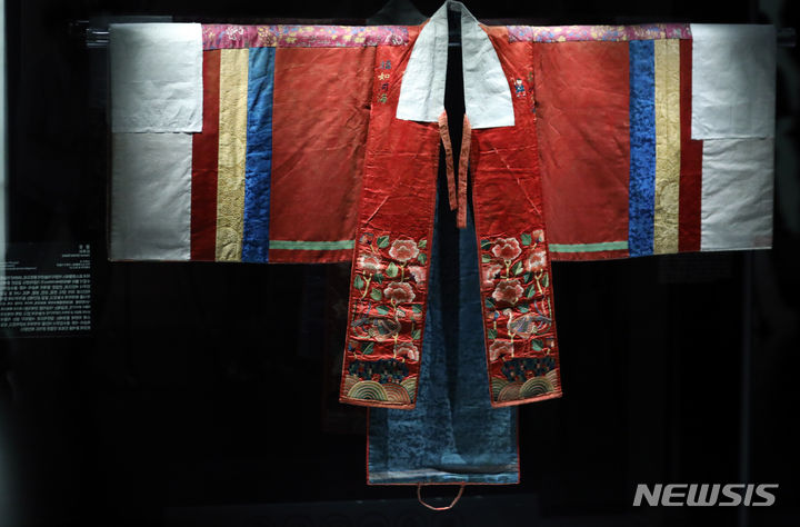 防弾少年団RMの後援により復元された朝鮮王朝時代の婚礼衣装「闊衣」