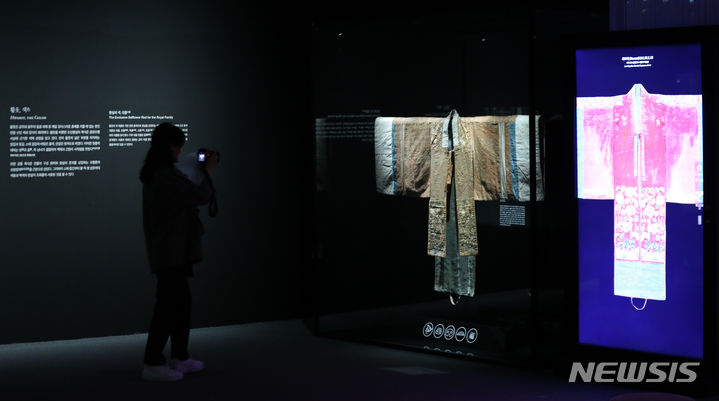防弾少年団RMの後援により復元された朝鮮王朝時代の婚礼衣装「闊衣」
