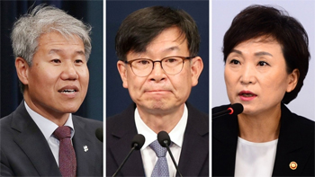 ▲写真＝左から文在寅（ムン・ジェイン）政権時の青瓦台（大統領府）政策室長だった金秀顕（キム・スヒョン）氏、金尚祚（キム・サンジョ）氏と、国土交通部長官だった金賢美（キム・ヒョンミ）氏。