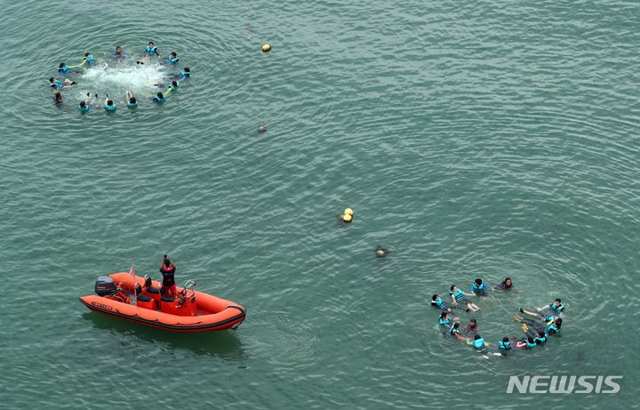 海で生存水泳を学ぶ小学生たち　／釜山