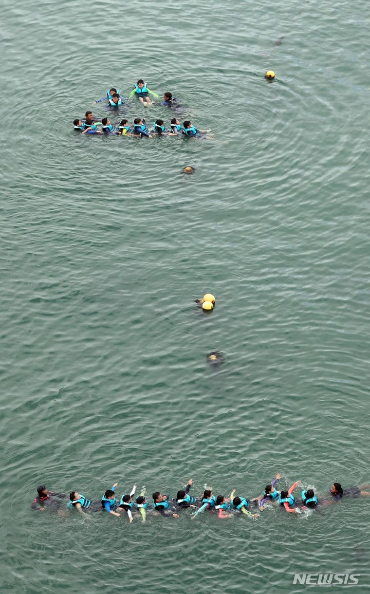 海で生存水泳を学ぶ小学生たち　／釜山