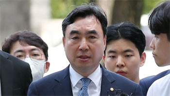 ▲尹官石議員が9月4日、逮捕状審査を受けるため、ソウル中央地裁に出頭し、記者団の質問に答えた／ニュース1