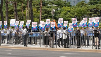 韓国大統領室前で「記者会見」した共に民主議員130人、強烈なやじに耐え続けた理由とは