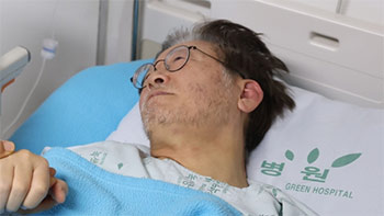 ▲19日午後、ソウル市中浪区の緑色病院に入院している李在明代表／ニュース1