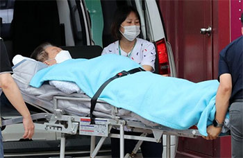 ▲断食19日目となった18日午前、共に民主党の李在明代表はソウル市中浪区の緑色病院に搬送された／NEWSIS