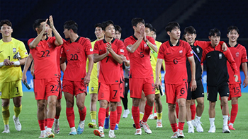 ▲21日午後、中国・浙江省金華市の金華スタジアムで行われた杭州アジア大会男子サッカー1次リーグ第2戦、韓国対タイの試合。4－0で勝利した韓国代表選手たちは勝利を祝った。写真＝聯合ニュース