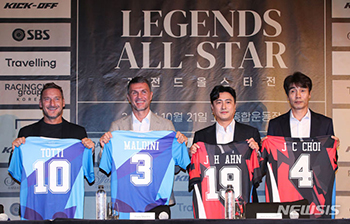 記念撮影をするトッティ＆マルディーニ＆安貞桓＆崔真喆-Chosun online