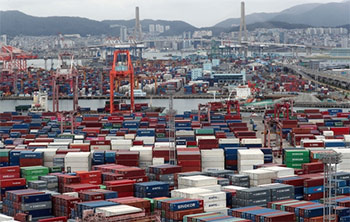 ▲釜山港の神仙台埠頭と戡蛮埠頭のコンテナヤード／21日、ニュース1