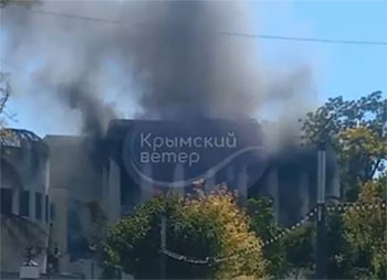 ▲ウクライナ軍のミサイル攻撃を受け黒い煙に包まれたロシア黒海艦隊本部／X(旧ツイッター）