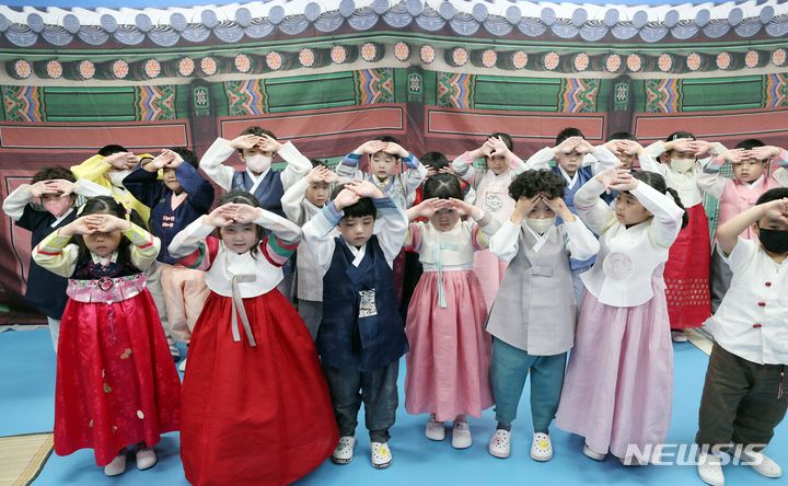 韓国伝統の礼節を学ぶ子どもたち