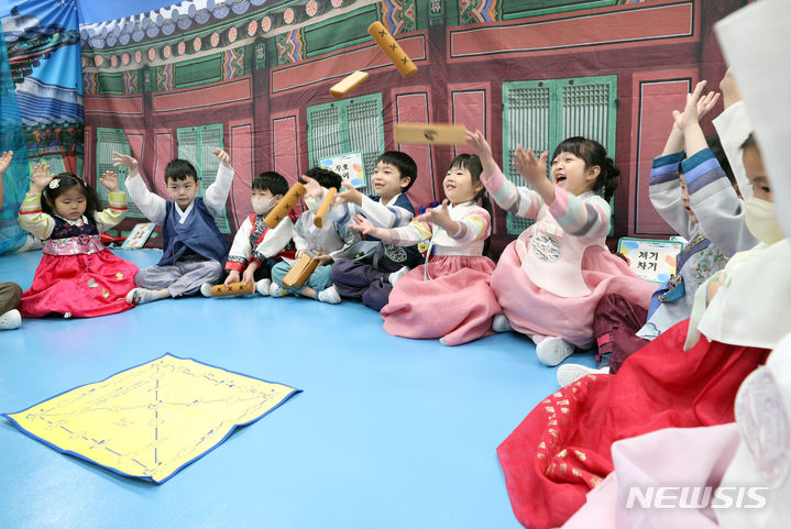 韓国伝統の礼節を学ぶ子どもたち