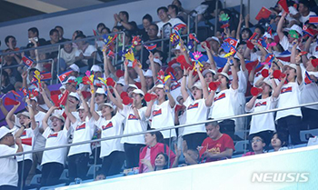 バスケ女子の試合で選手たちを応援する北朝鮮の応援団