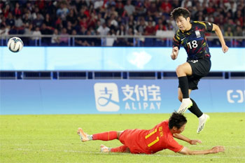 ▲中国杭州で開催中のアジア大会男子サッカーで大韓民国と中国は準々決勝で対戦した。写真はシュートを放つ大韓民国のイ・ガンイン選手。／ニュース1
