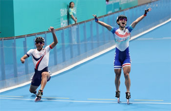▲杭州アジア大会男子ローラースケート3000メートルリレーで韓国のアンカーを務めたチョン・チョルウォンはフィニッシュラインを通過した瞬間に歓喜したが、結果は銀メダルだった。／聯合ニュース