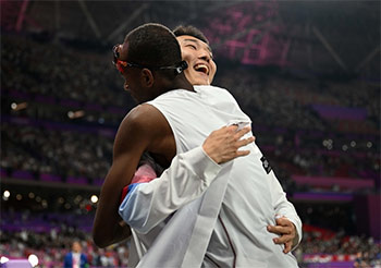 バルシムに近寄り笑顔でハグ…男子走り高跳び銀メダル禹相赫の競技マナーが話題に　杭州アジア大会