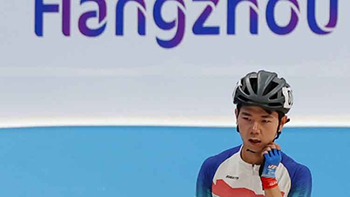 ▲今月2日、中国・杭州の銭塘ローラースポーツセンターで行われた杭州アジア大会ローラースケート男子スピード3000メートルリレー決勝で銀メダルになり、ぼう然とする韓国のチョン・チョルウォン。写真＝聯合ニュース