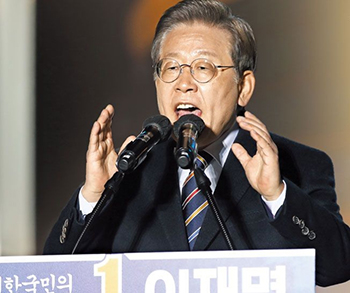 【写真】共に民主党の李在明候補が大統領選の前日に当たる2022年3月8日、ソウル・清渓広場で最後の遊説を行っている／イ・ドクフン記者