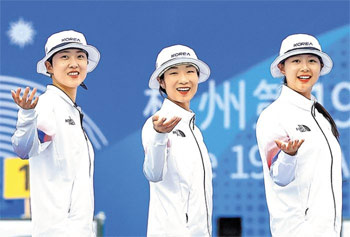 ▲アーチェリー女子リカーブ韓国代表が6日、杭州アジア大会の同種目団体戦で金メダルを獲得した。写真は左から、安山（アン・サン）、チェ・ミソン、イム・シヒョン。写真＝キム・ドンファン記者