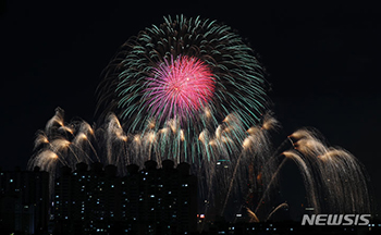 100万人が楽しんだソウル世界花火祭り、事故なく終えるも人波で混乱…至る所にゴミ山積