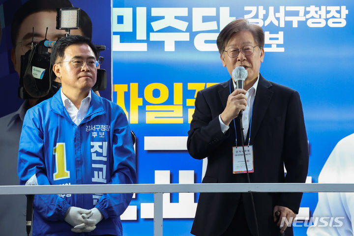 退院後、チン・ギョフン江西区庁長候補の支援遊説を行う李在明代表Chosun online 朝鮮日報