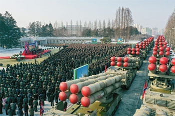 ▲2023年1月1日に行われた北朝鮮の超大型放射砲（多連装ロケット砲）贈呈式／労働新聞、ニュース1