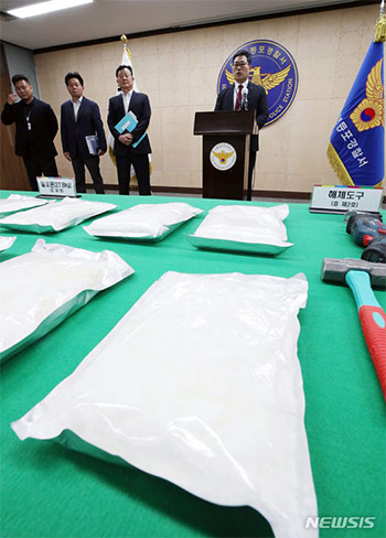 ▲覚醒剤74キロの密輸・流通事件について記者会見を行うソウル永登浦警察署の署員（写真＝NEWSIS）