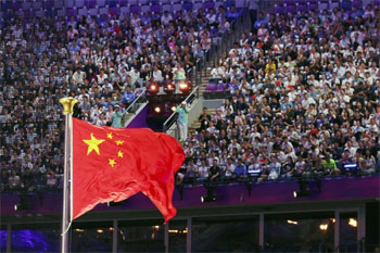 ▲先月23日、中国・杭州オリンピック・スポーツ・エキスポセンター・スタジアムで行われた「第19回アジア大会（杭州アジア大会）」の開会式で、はためく中国国旗「五星紅旗」。写真＝news 1