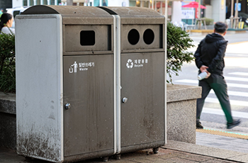 ▲12日、ソウル市内の路上に設置されているゴミ箱の様子。写真＝news 1