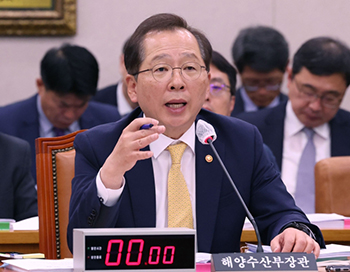 ▲韓国農林畜産食品海洋水産委員会の国政監査で議員からの質問に答える韓国海洋水産部（省に相当）の趙承煥（チョ・スンファン）長官。12日撮影。／ニュース1