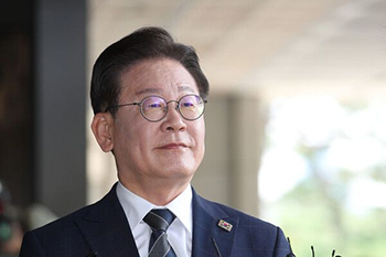 【写真】共に民主党の李在明代表は今年8月17日、「柏ヒョン洞開発不正」に関連し、ソウル市瑞草区のソウル中央地検に出頭した／NEWSIS