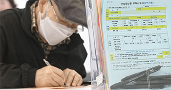 ▲求職申込書（求職票）を書く高齢者…11日、京畿道水原市八達区の華城行宮広場で行われた「高齢者採用フェア」で、求職申込書を作成する求職者。写真＝NEWSIS