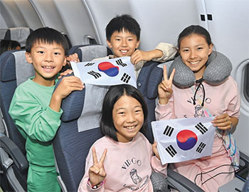 ▲イスラエル・テルアビブのベングリオン空港から韓国空軍の空中輸送機「シグナス（KC330）」で帰国する韓国系住民の子どもたち。太極旗（韓国の国旗）を手に笑顔で喜んでいる。／韓国国防部