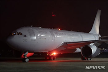 ▲14日夜にイスラエルからソウル空港に到着した韓国軍の輸送機（写真＝共同取材団）