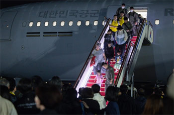▲イスラエルに滞在していた韓国人の一部が韓国空軍輸送機KC-330（シグナス）に乗り、14日午後、京畿道城南市のソウル空港（軍用空港）に到着・帰国した。写真＝news 1