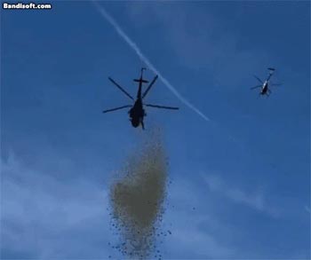 ▲100万ドル（約1億5000万円）の現金がばらまかれる様子／X（旧ツイッター）