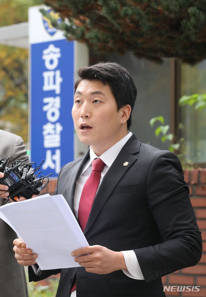 南賢喜誣告罪告訴の記者会見を行う金民錫・江西区議会議員Chosun online 朝鮮日報