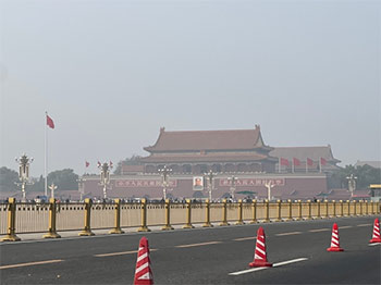 ▲PM2.5などの微小粒子状物質で視界が悪化した北京の天安門広場。1日撮影。／イ・ボルチャン特派員
