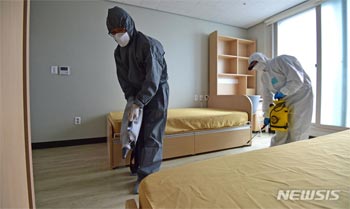 ▲啓明大学（大邱市達西区）の新築の寄宿舎で19日午前、防疫業者の関係者たちが消毒作業を実施した。10月17日、啓明大学の学生がトコジラミに刺される被害に遭った、と学校側が発表した。／写真＝NEWSIS