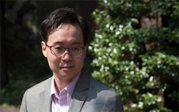 ▲米イェール大学医学部精神健康医学科のナ・ジョンホ教授／朝鮮DB