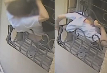 ▲20代の男が女性宅の窓から中に入る様子が監視カメラで撮影されていた。／聯合ニュース