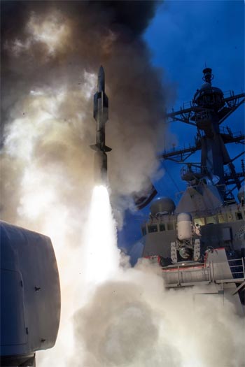 ▲米ハワイ沖合でミサイル駆逐艦ジョン・ポール・ジョーンズ（DDG53）から発射される新型のSM6艦対空ミサイル。2017年8月30日（現地時間）撮影。／米海軍